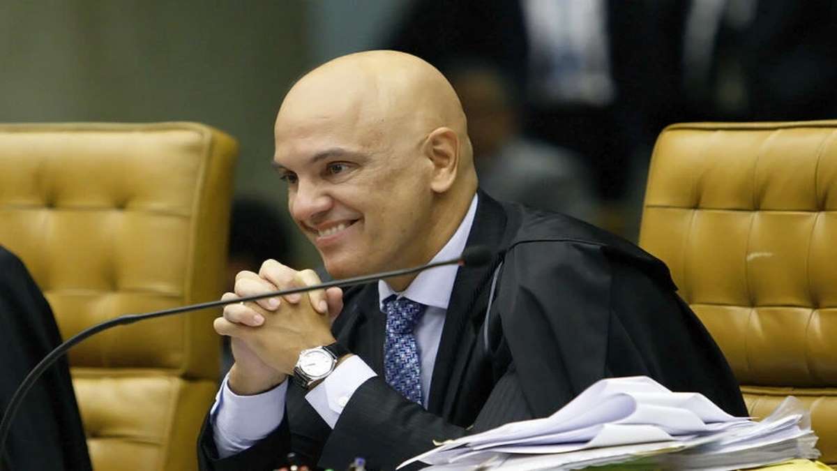 Vídeo mostra Moraes desembarcando de avião ligado a Vorcaro após ministro negar voos