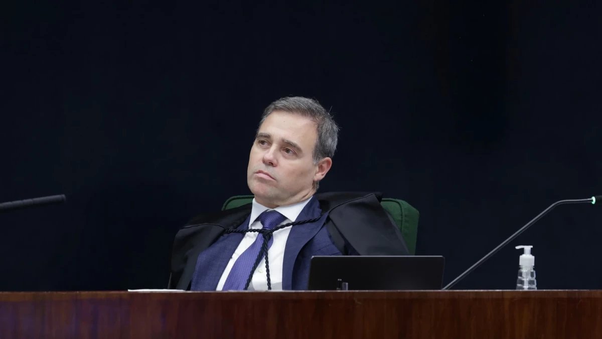 Mendonça afirma ter sido monitorado pela inteligência da PF e determina afastamento de diretor-geral