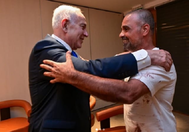 Avião da Flydubai que ia a Israel perde 14 mil pés após copiloto esfaquear piloto, dizem autoridades