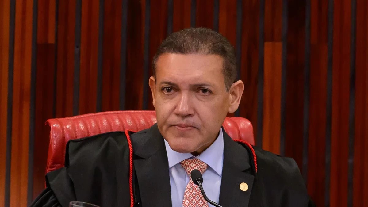 Nunes Marques bloqueia Gilmar Mendes no celular após mensagens sobre julgamento na Segunda Turma