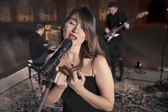 Justiça do Irã confirma 74 chibatadas para cantora Parastoo Ahmadi por cantar sem hijab