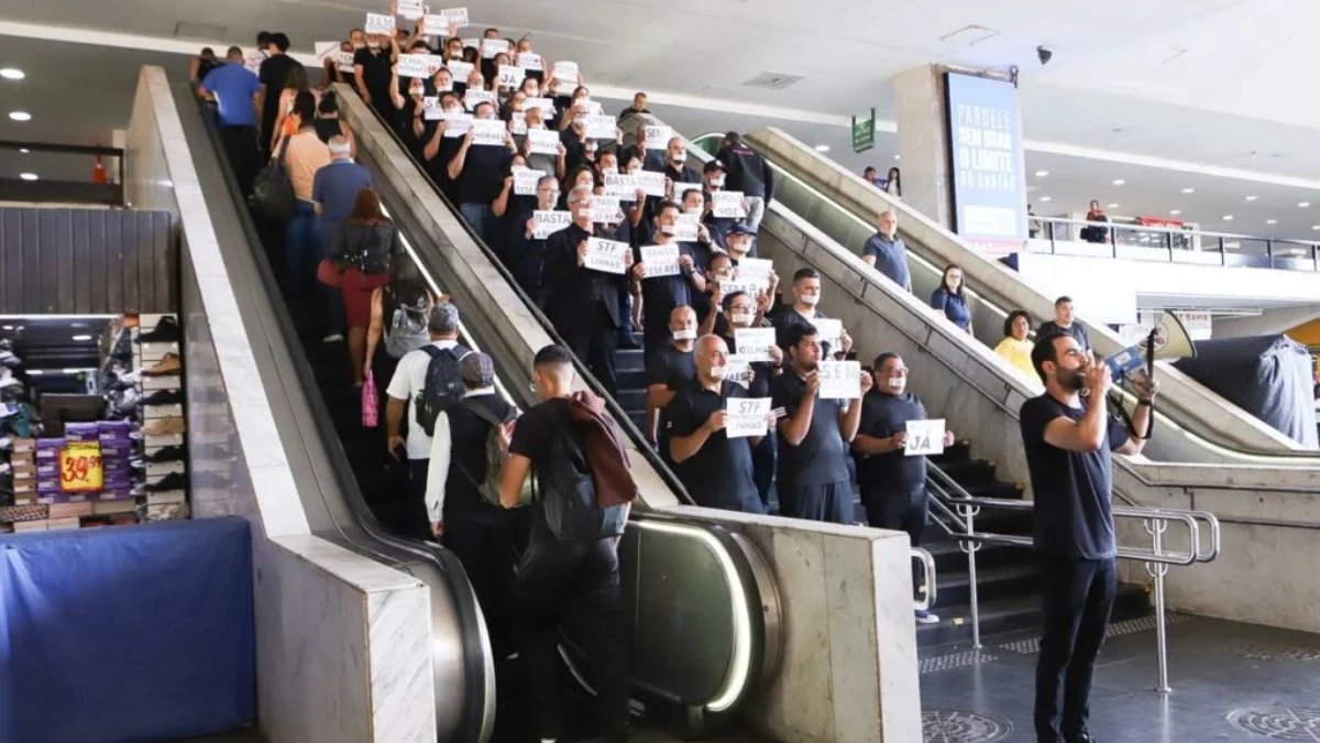 Protesto "Toga sem coroa" na Rodoviária do Plano Piloto mira Alexandre de Moraes