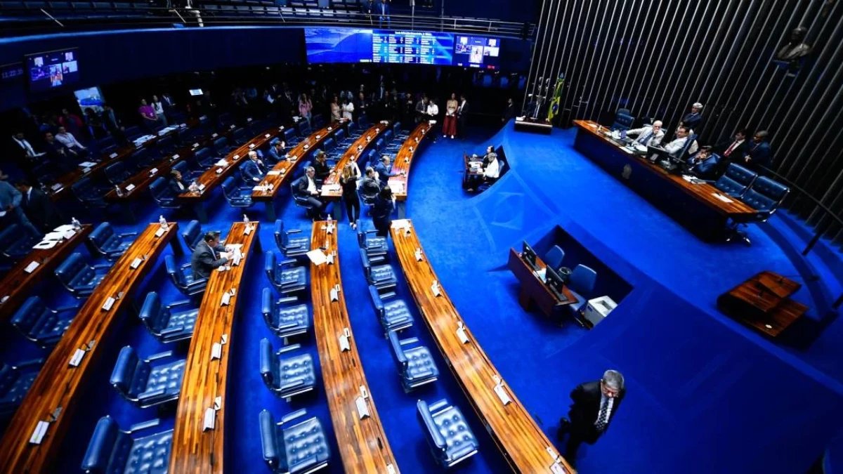 Senador diz que plenário do Senado foi trancado à chave para impedir discursos