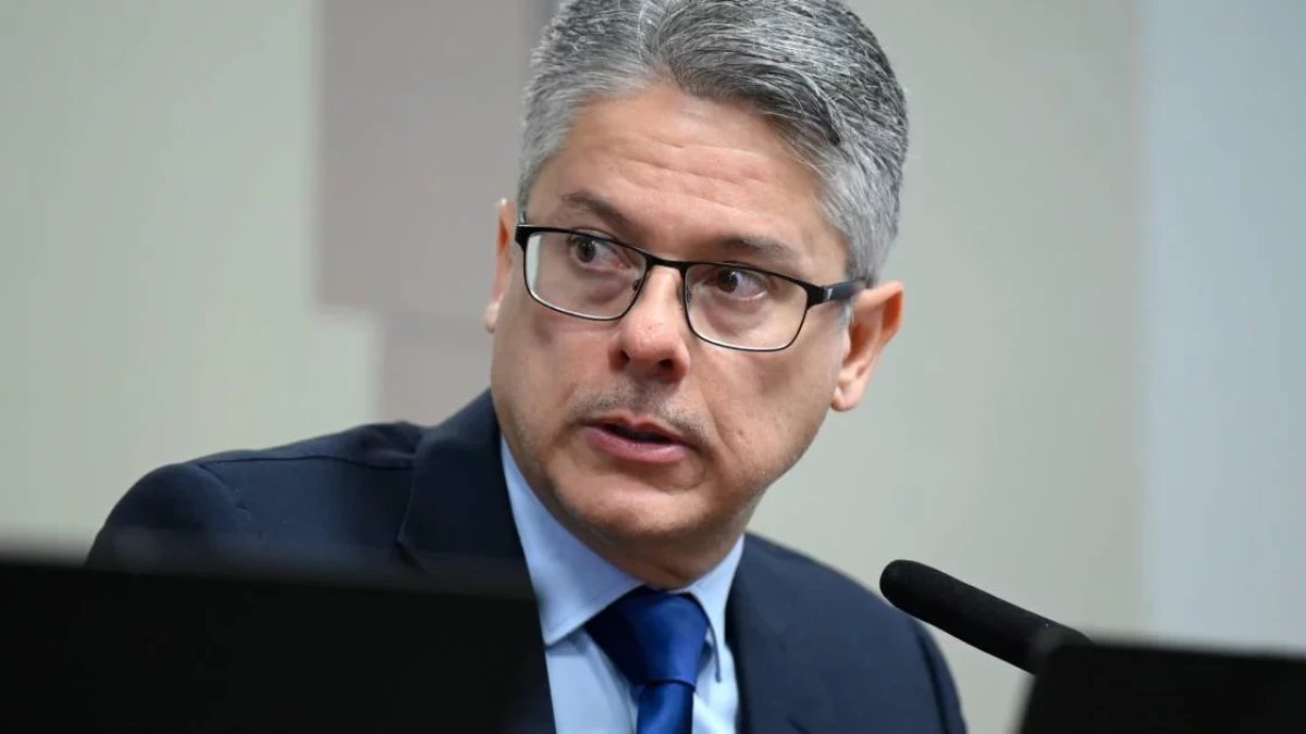 Alessandro Vieira diz que decisão de Flávio Dino no STF desmoraliza Fachin