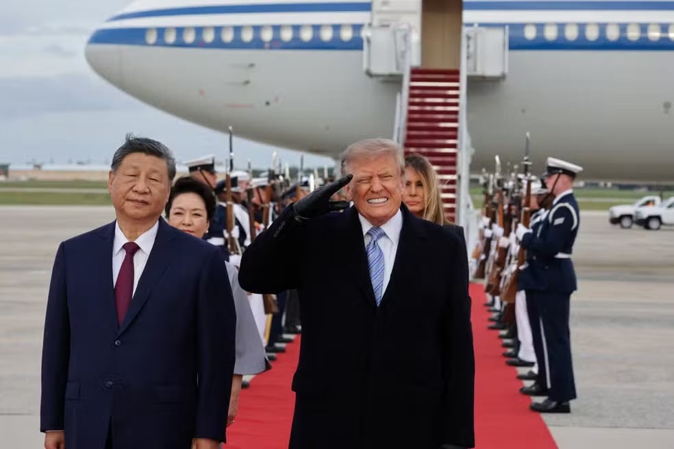 Trump recebe Xi Jinping em base militar com tapete vermelho em visita de Estado aos EUA