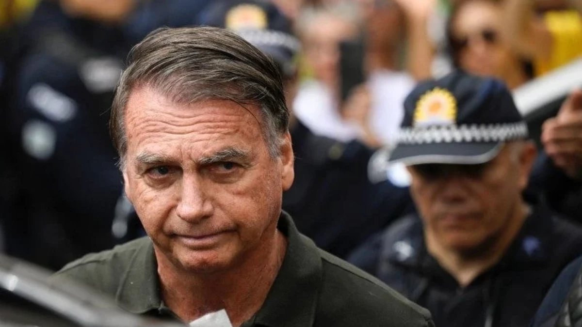 TSE proíbe uso da imagem de Bolsonaro em santinhos que sugiram apoio a candidatos