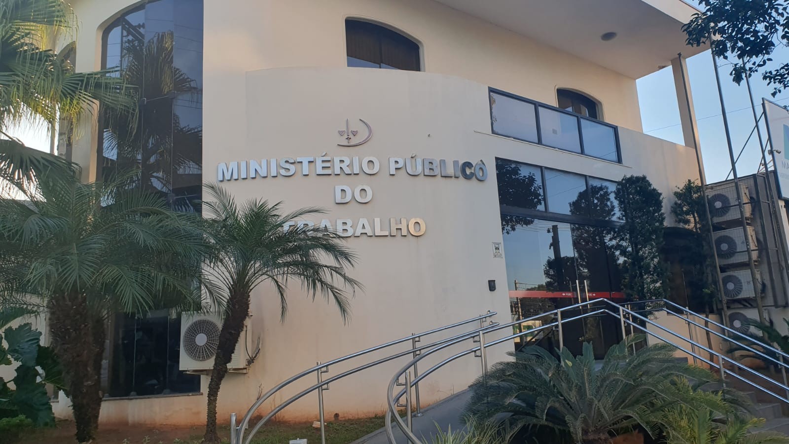 Justiça proíbe frigorífico de Pirapozinho de cortar bônus de funcionários com atestado médico