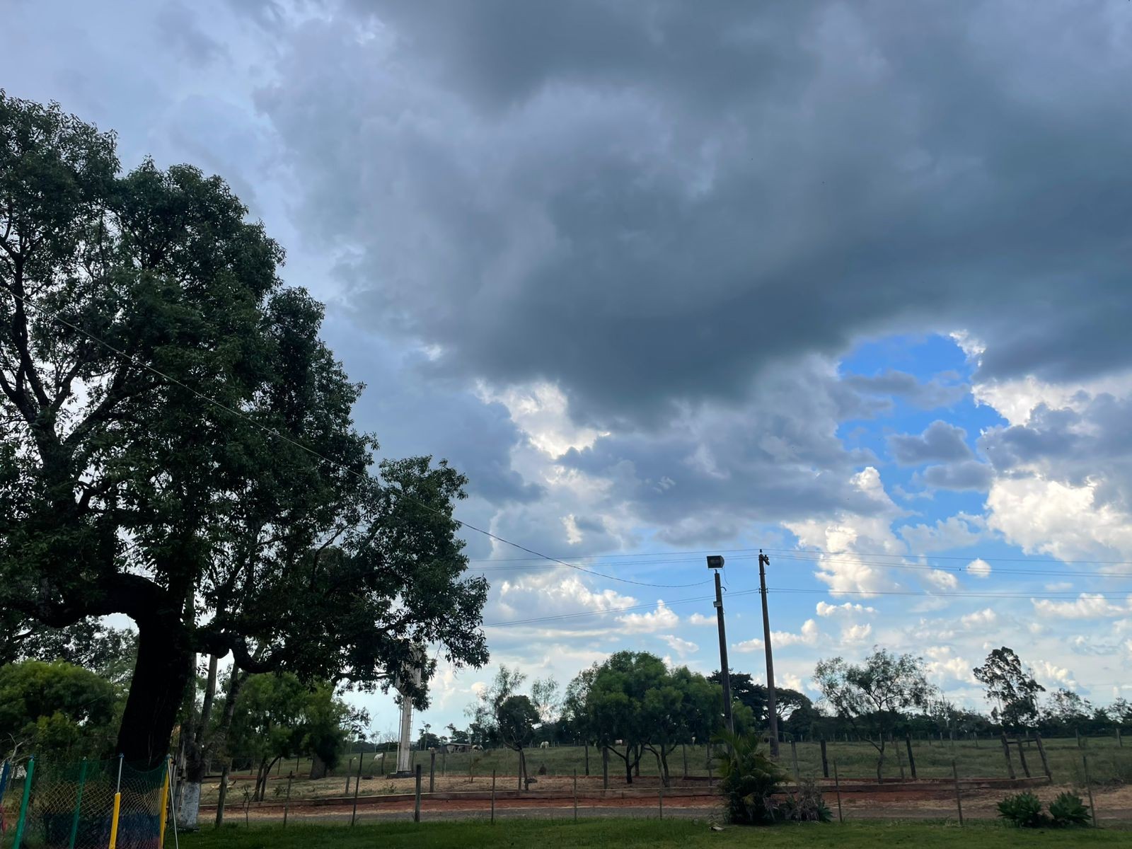 Frente fria deve trazer chuva, granizo e rajadas de vento a São Paulo entre terça e quinta