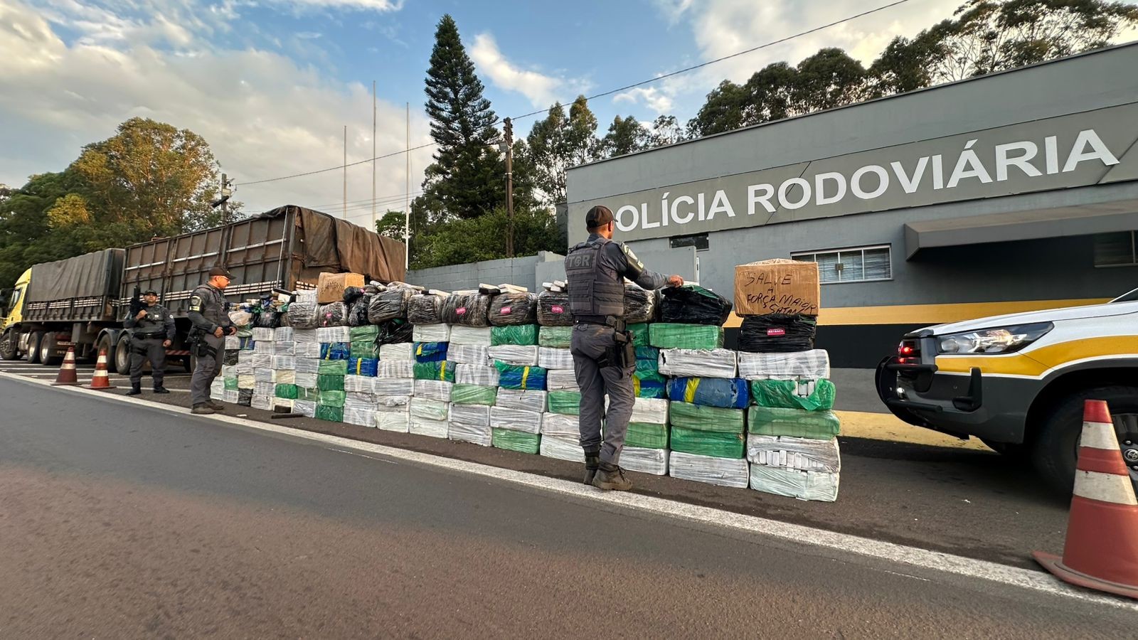 Polícia Rodoviária apreende quase 3 toneladas de maconha em carga de aveia em Pirapozinho