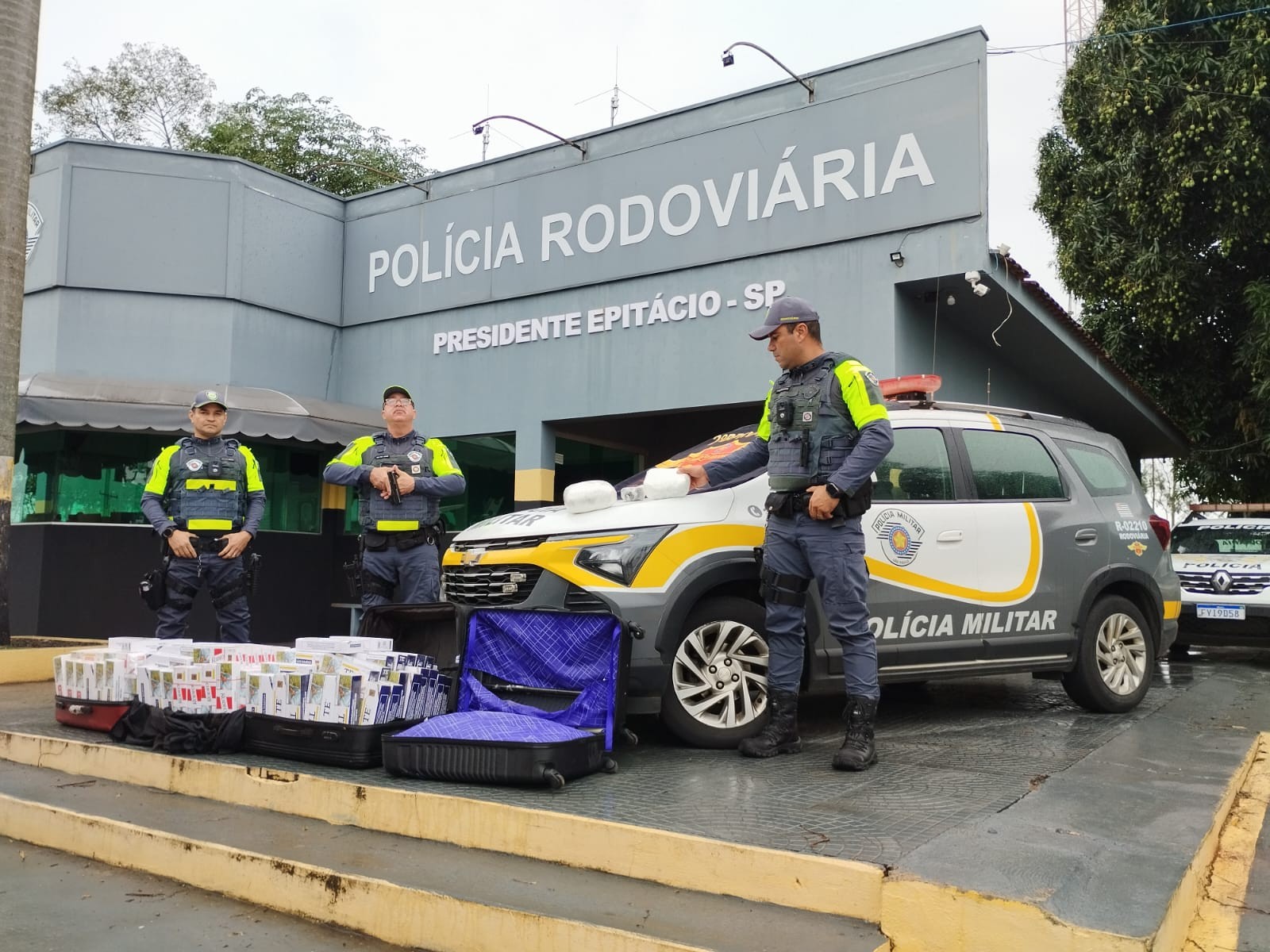 Dois homens são presos com cigarros contrabandeados e drogas em ônibus em Presidente Epitácio