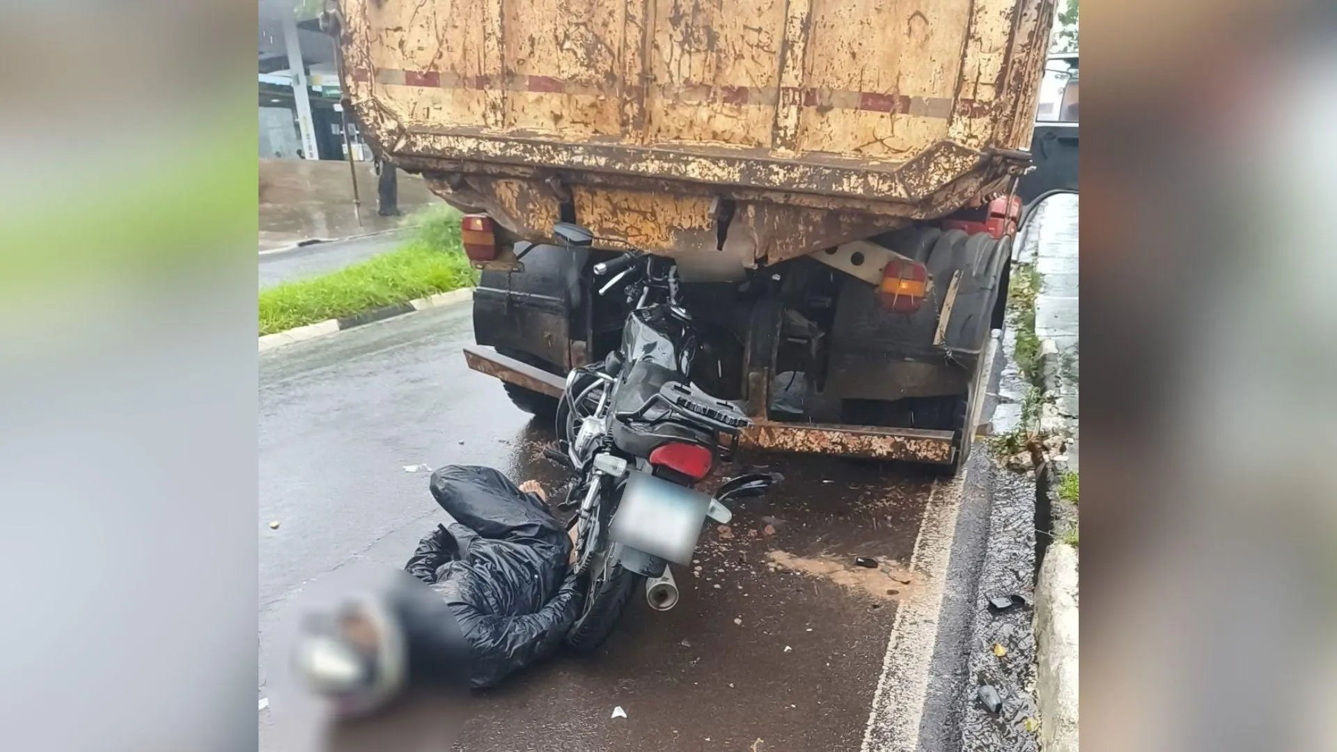Motociclista fica ferido após colidir contra traseira de caminhão na Avenida Presidente Juscelino Kubitschek de Oliveira