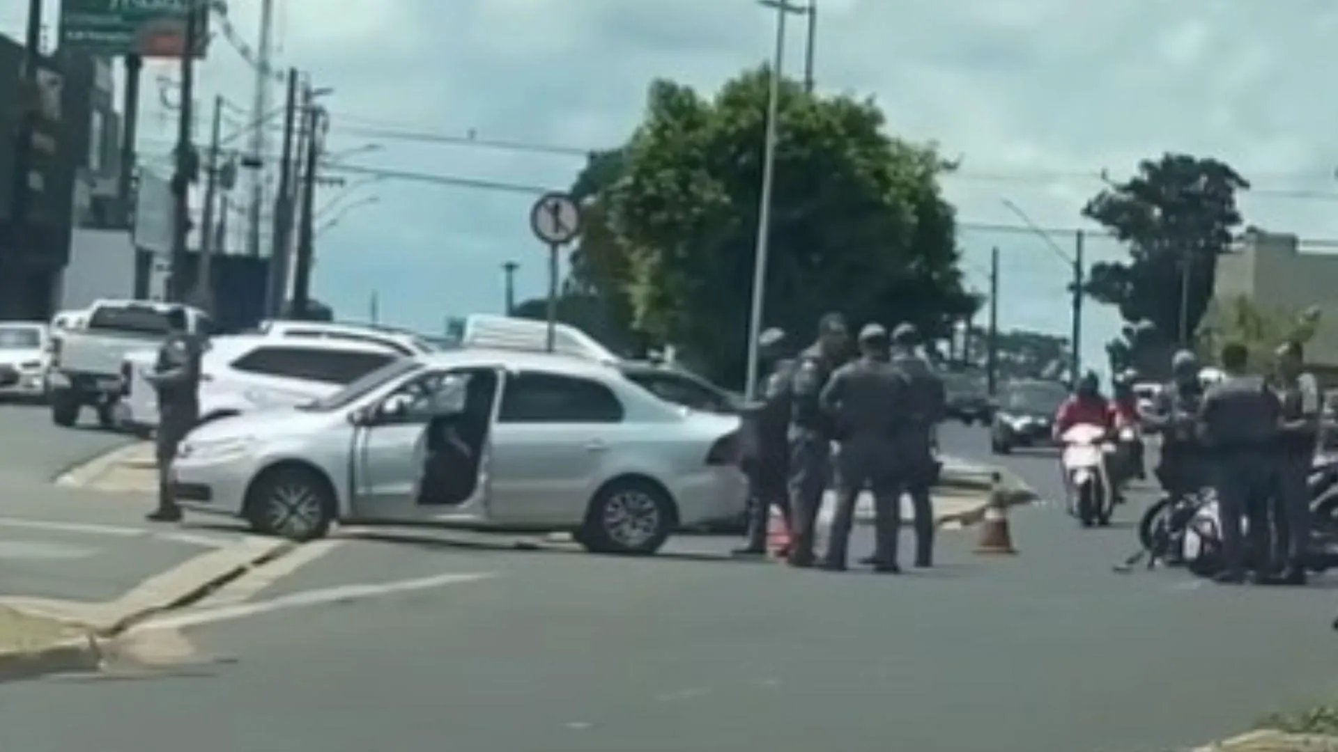 Carro com pneus ‘carecas’ e licenciamento atrasado atinge moto da PM em Presidente Prudente