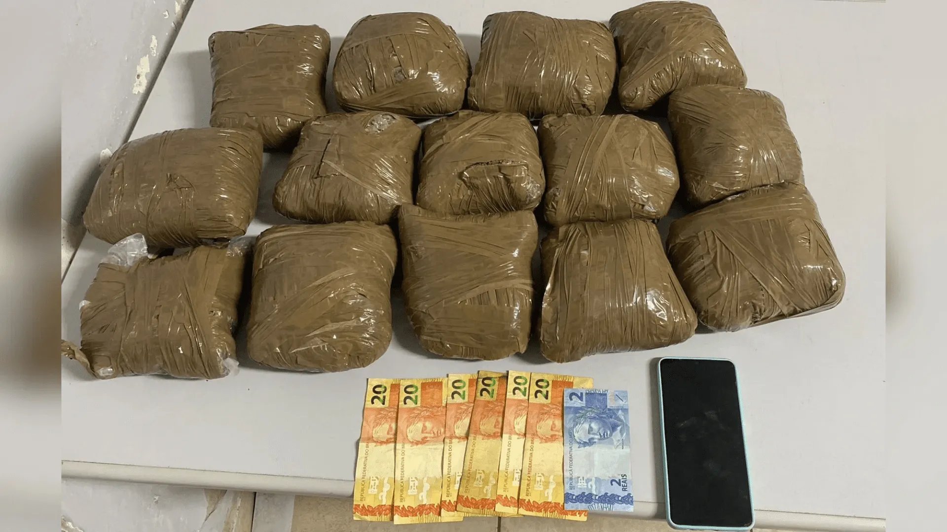 Passageiro é preso com 5,3 kg de skunk em ônibus na Raposo Tavares, em Presidente Prudente