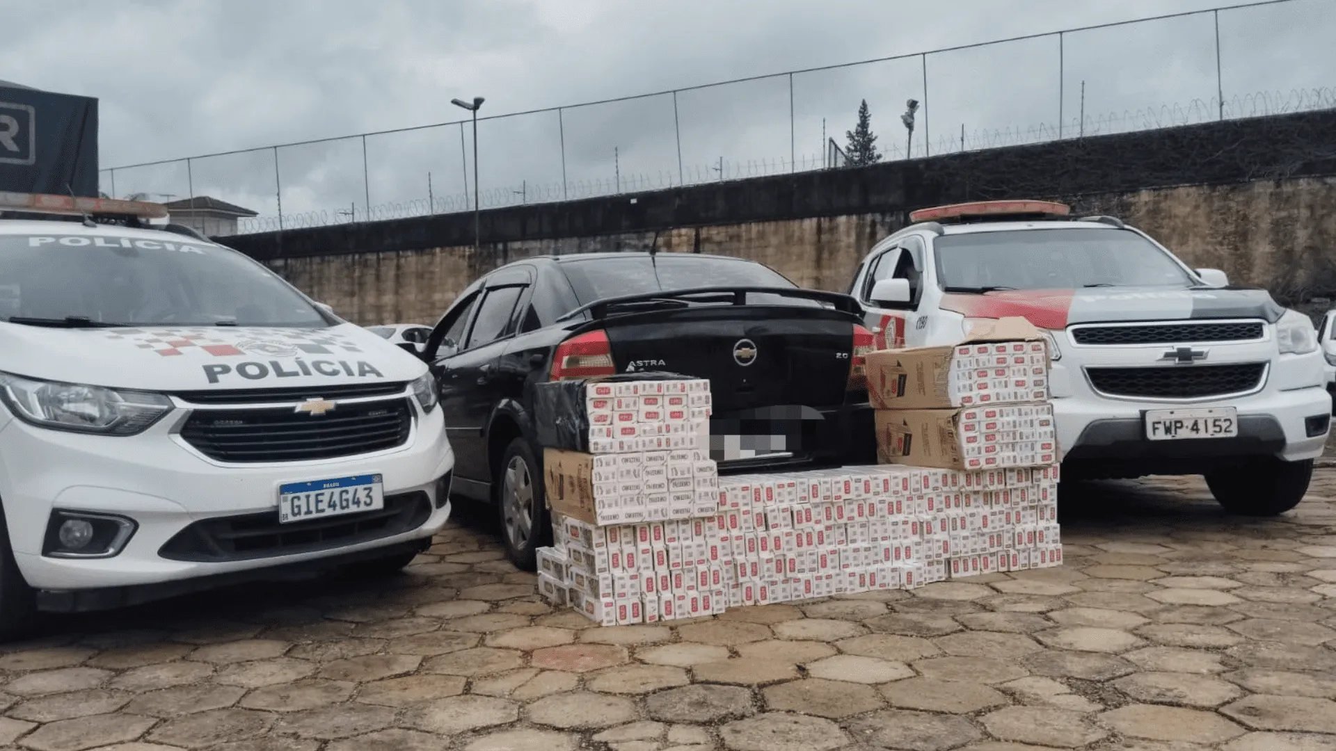 Homem é preso com 593 pacotes de cigarros do Paraguai na SP-294, em Pacaembu