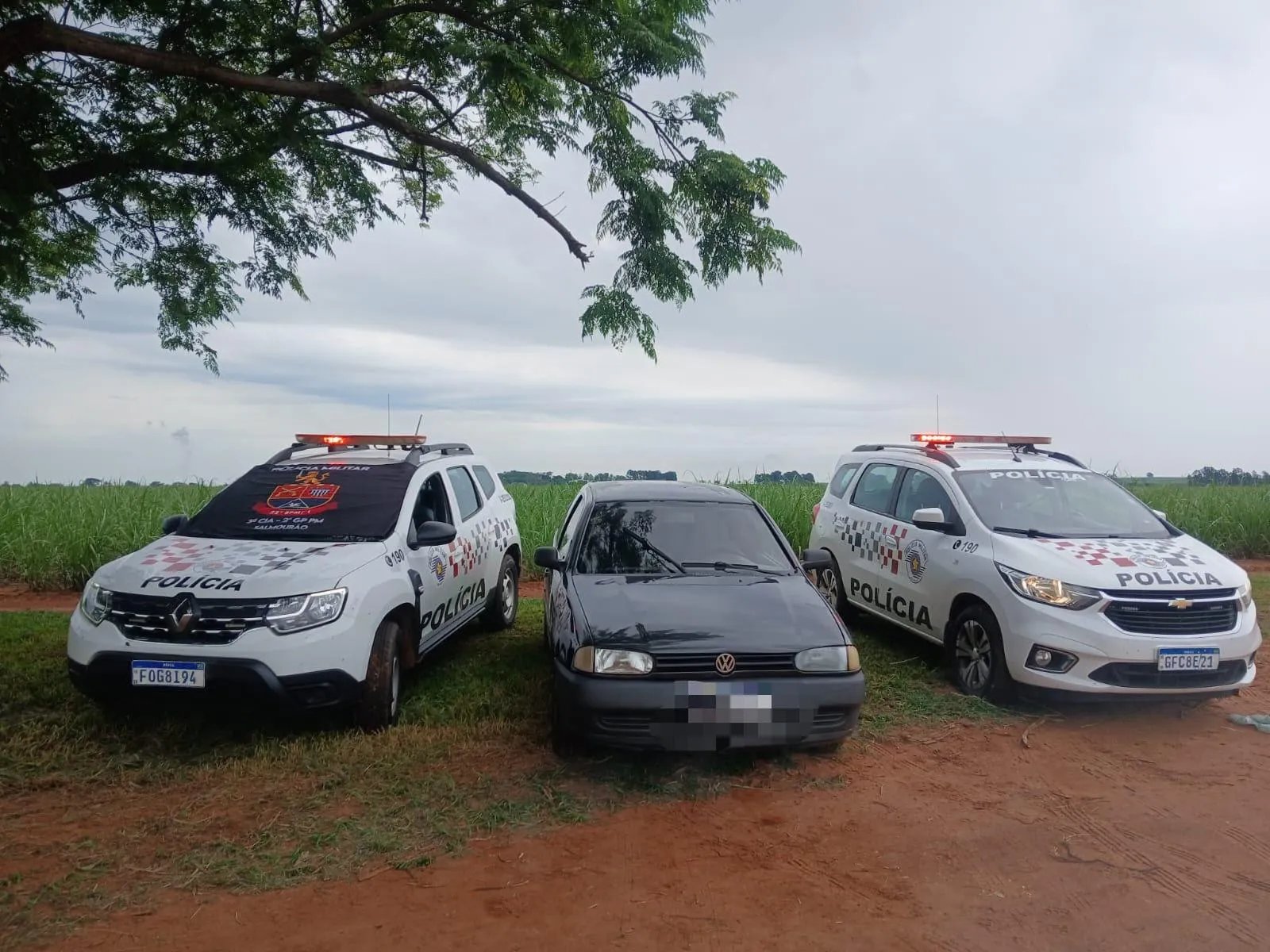 PM apreende em Salmourão carro com indícios de adulteração no motor e motorista sem CNH