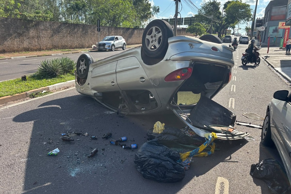Carro capota após motorista perder o controle na Avenida Ana Jacinta, em Presidente Prudente