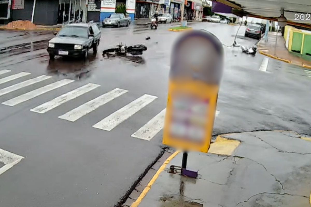 Motociclista fica ferido após colidir com carro em cruzamento de Junqueirópolis (SP)