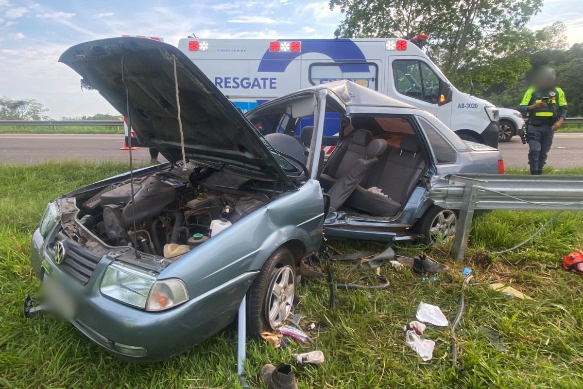 Motorista fica preso às ferragens após pneu estourar em rodovia de Flórida Paulista