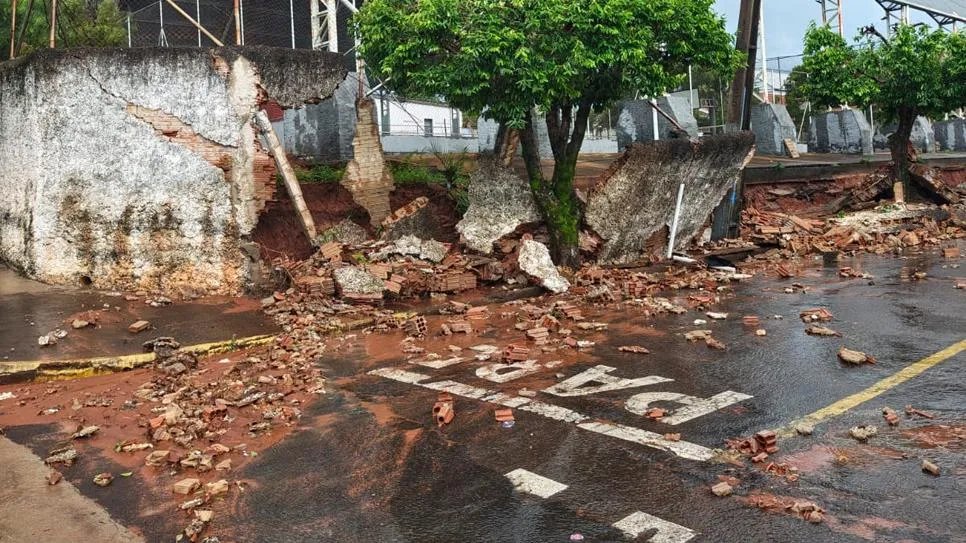 Temporal derruba muro de escola estadual em Parapuã e Defesa Civil alerta para mais chuva