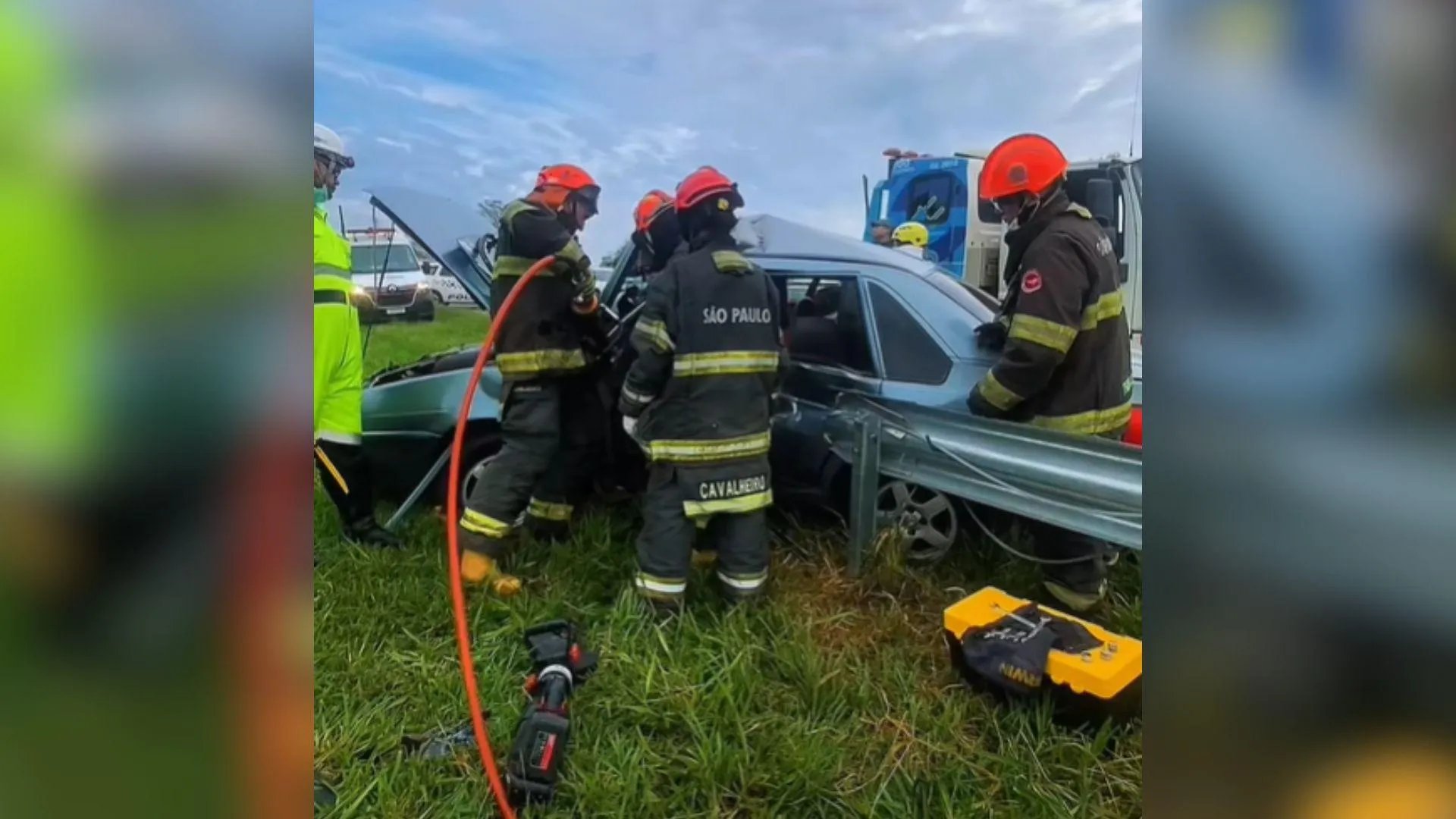Pneu estoura na SP-294, em Flórida Paulista, e motorista fica preso nas ferragens