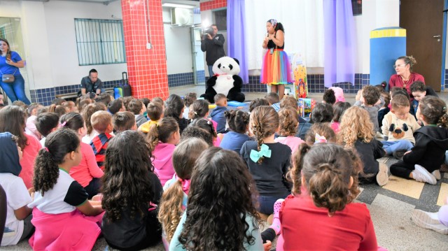 Escolas municipais recebem materiais e contação de histórias do Estante de Historinhas