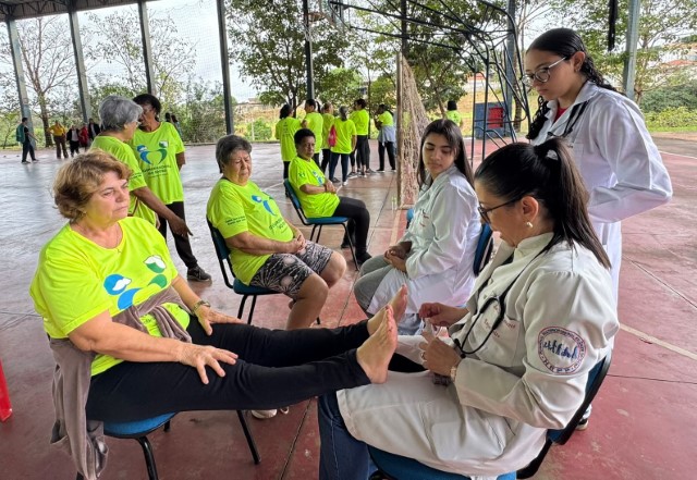 Ação orienta idosos e pessoas com deficiência sobre prevenção de quedas e segurança no dia a dia