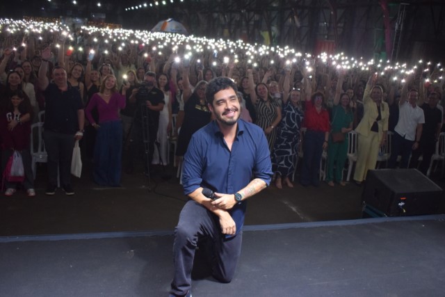 Prefeitura de Prudente homenageia professores da rede com show surpresa de Diogo Almeida