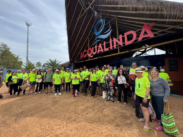 Coordenadoria leva 80 idosos a passeio no parque aquático Acqualinda