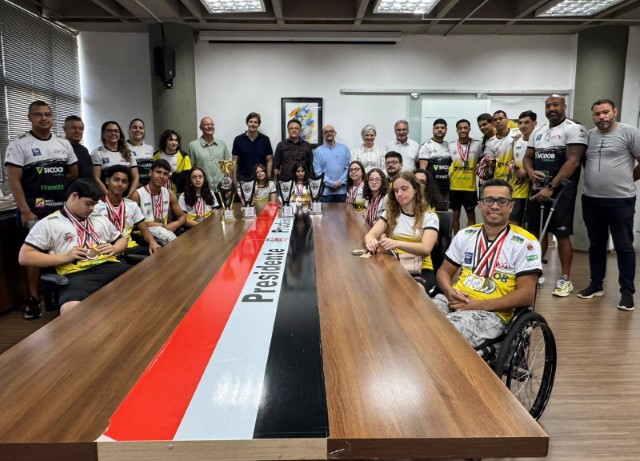 Prefeito recebe atletas da Apop, que conquistaram 59 medalhas no Paulista de Paranatação