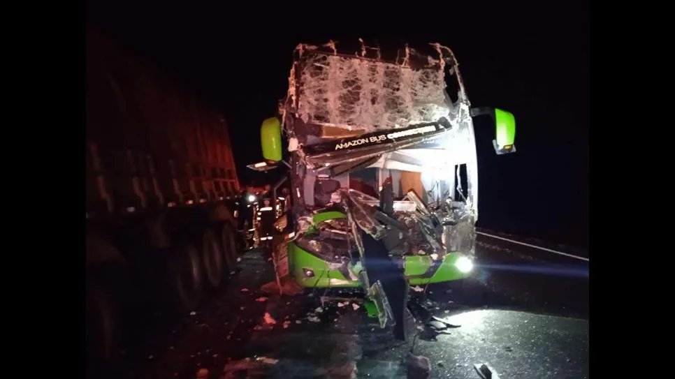 Ônibus que saiu de Presidente Prudente bate na traseira de carreta na BR-376 e motorista morre