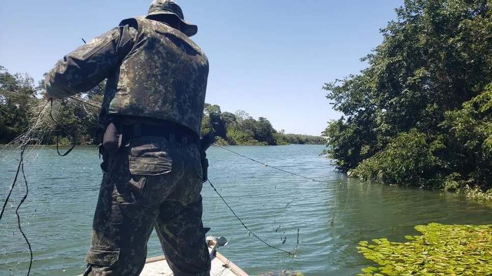 Polícia Ambiental apreende 300 metros de redes de pesca irregular no Rio Paraná, em Rosana
