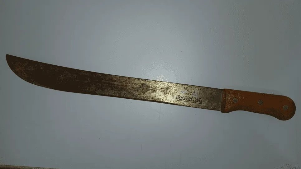 Homem de 62 anos é preso em flagrante após ferir vizinha com pedra e portar facão em Santo Anastácio