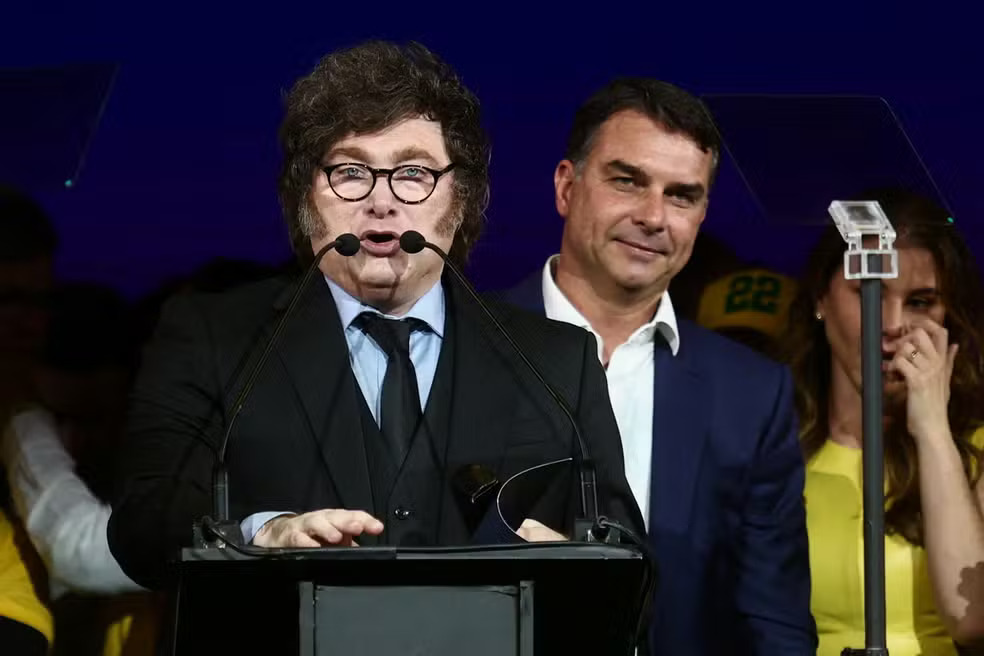 Milei chama Lula de ‘autoritário’ após fala sobre Flávio Bolsonaro em debate