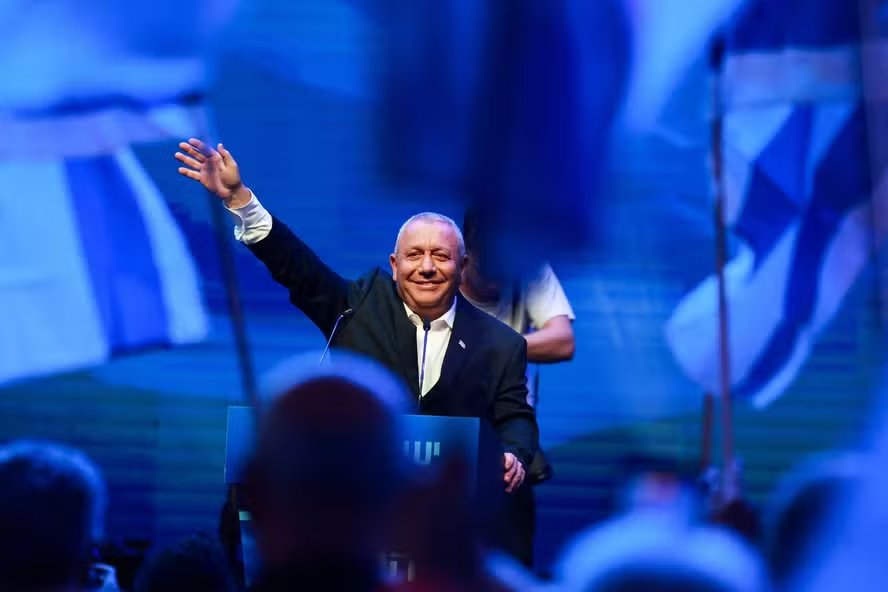 Oposição lidera pesquisas em Israel, mas bloco fica abaixo da maioria para tirar Netanyahu