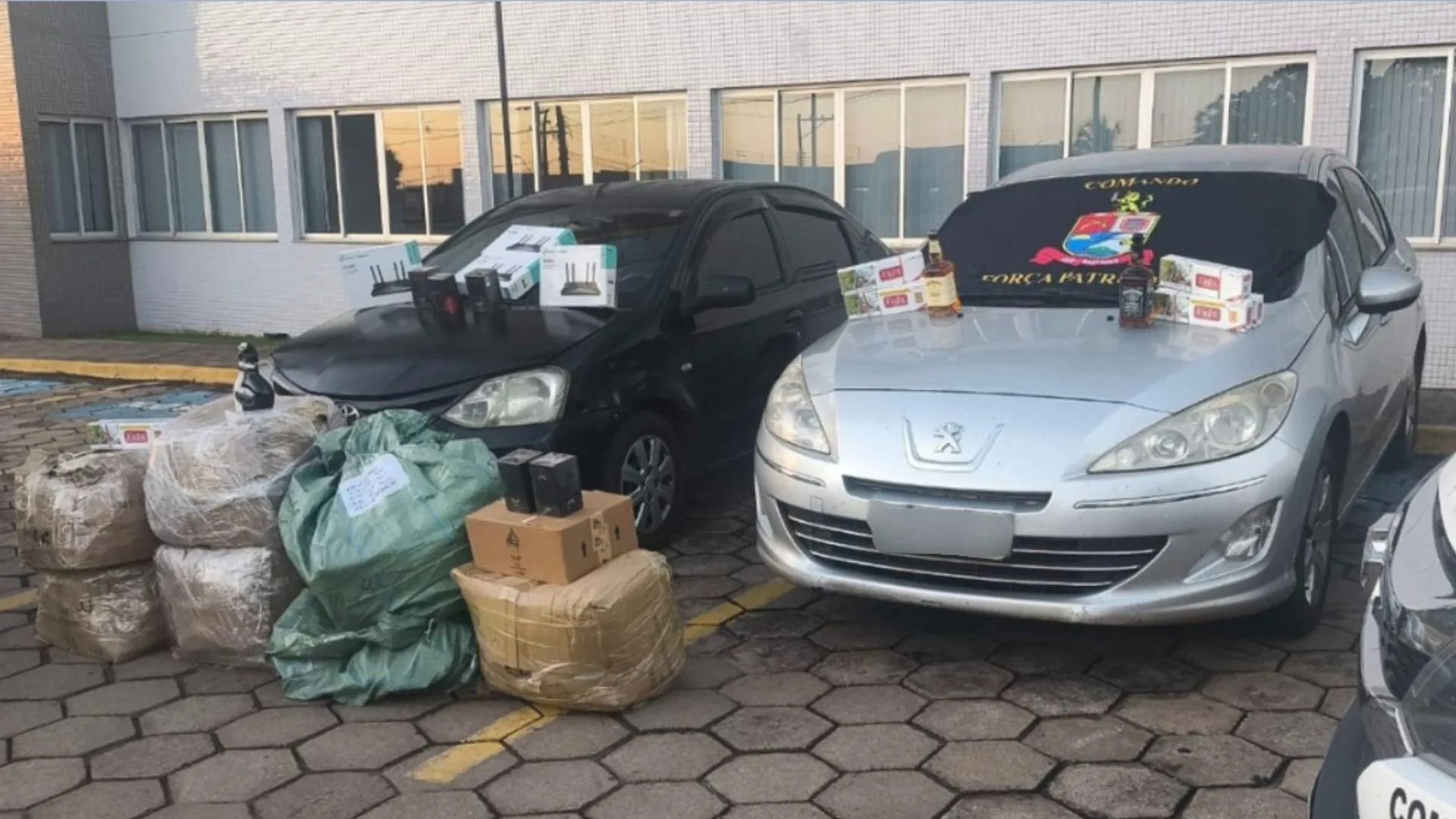Dois carros com mercadorias contrabandeadas de R$ 70 mil são apreendidos em Presidente Epitácio