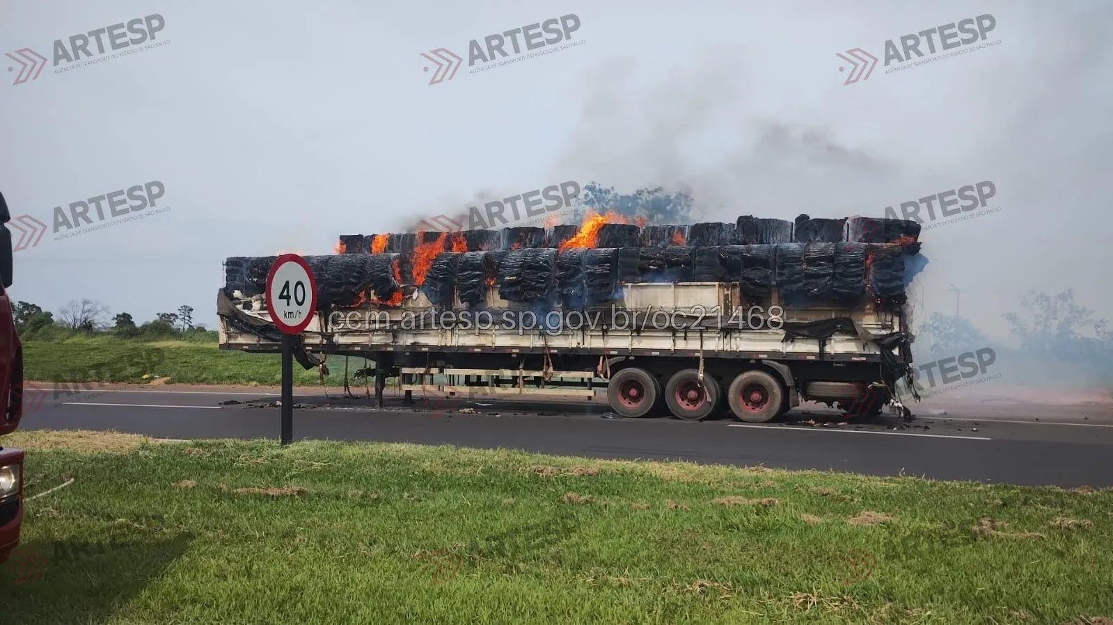 Carreta carregada de plumas secas pega fogo na SP-294, em Tupi Paulista