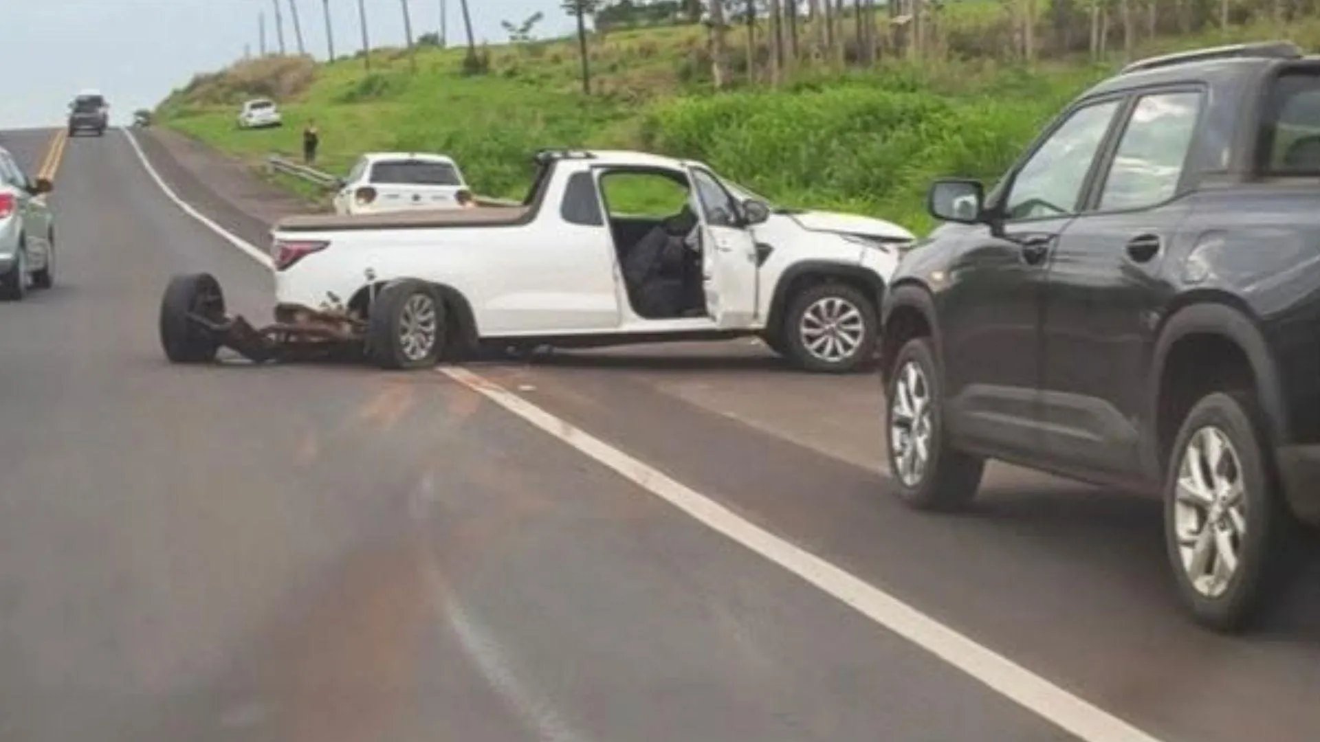 Dois carros colidem lateralmente na Rodovia Comandante João Ribeiro de Barros, em Adamantina