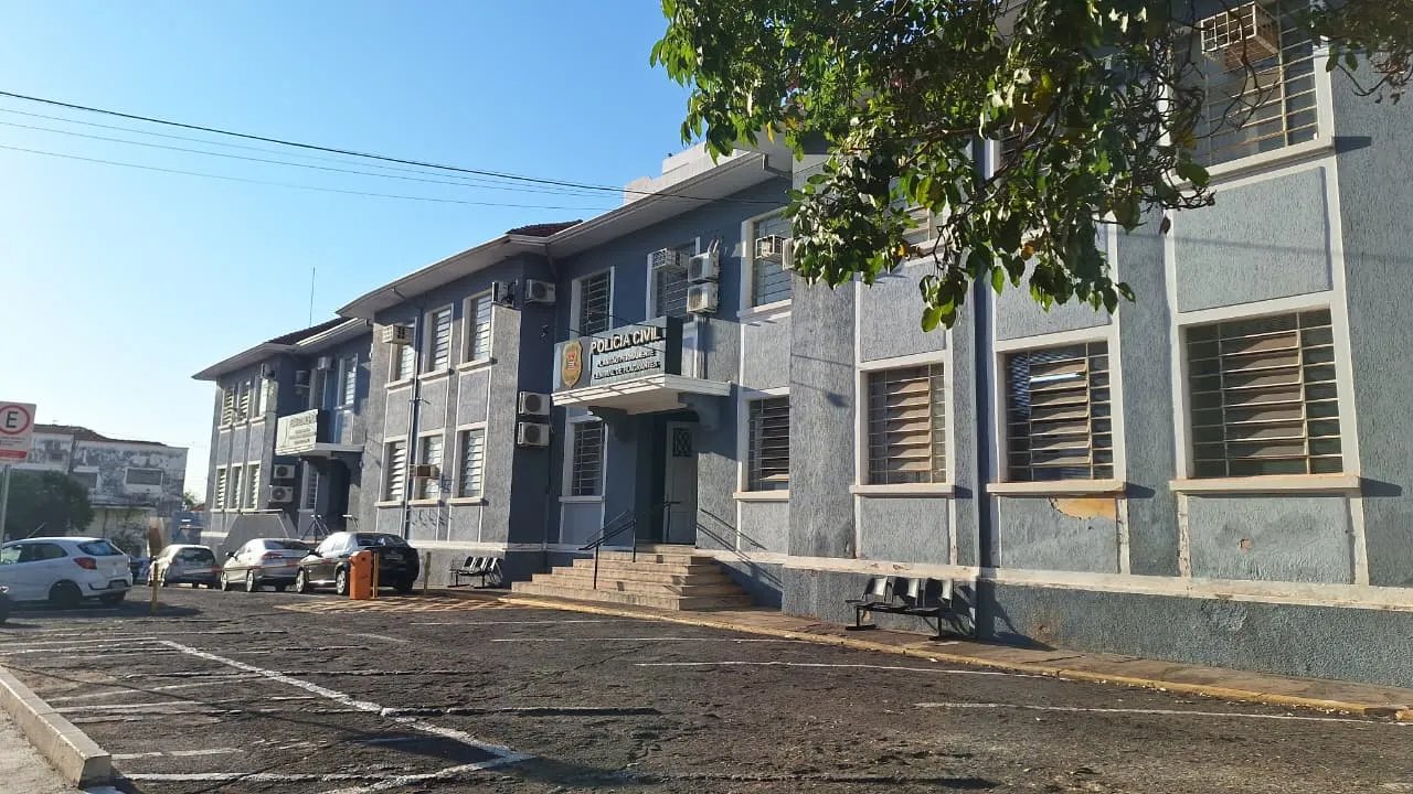 Homem com faca rouba celular de recepcionista em hotel na Avenida Brasil, em Presidente Prudente