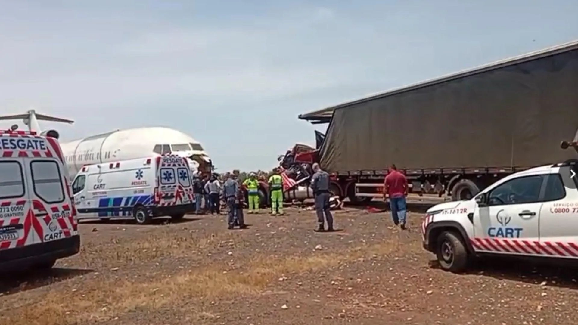 Carreta perde controle na Raposo Tavares e atinge avião exposto em posto de Taciba