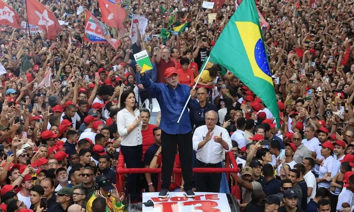 Lula é reeleito para o quarto mandato com 51,75% dos votos válidos
