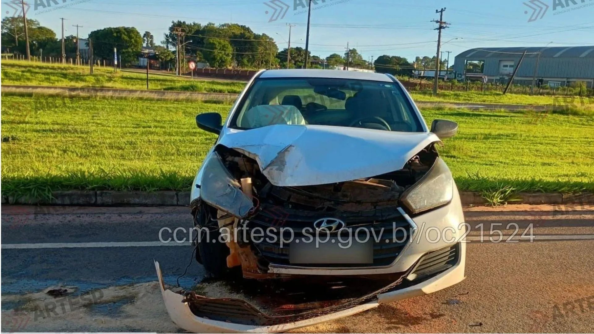 Carro bate na traseira de carreta em acesso à Rodovia Homero Severo Lins, em Rancharia