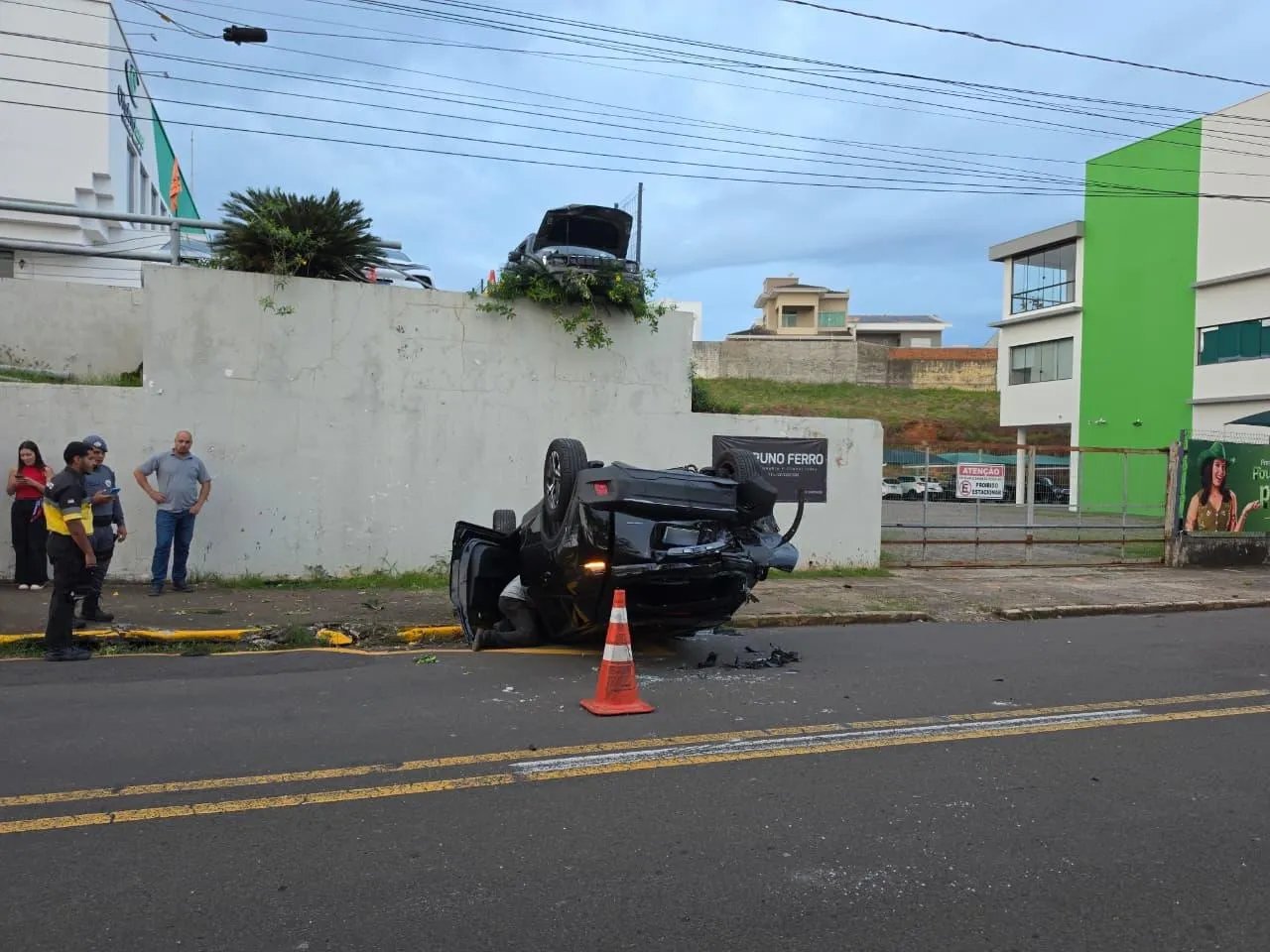 Carro é atingido na traseira e despenca de 4 metros em estacionamento de shopping em Presidente Prudente