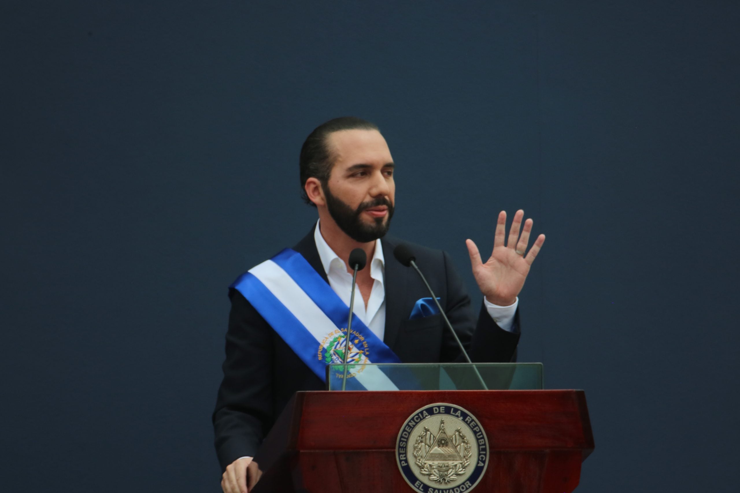 FMI destaca segurança e confiança na economia de El Salvador e libera US$ 138 milhões