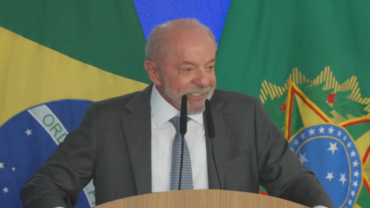 Lula anuncia Pé de Meia para universitários a 12 dias da eleição