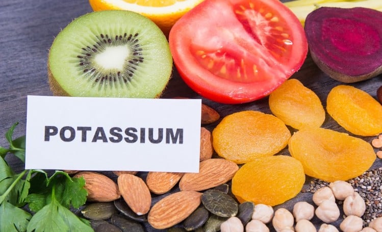 Nutricionista explica o papel do potássio no corpo e alerta para riscos de falta e excesso do mineral