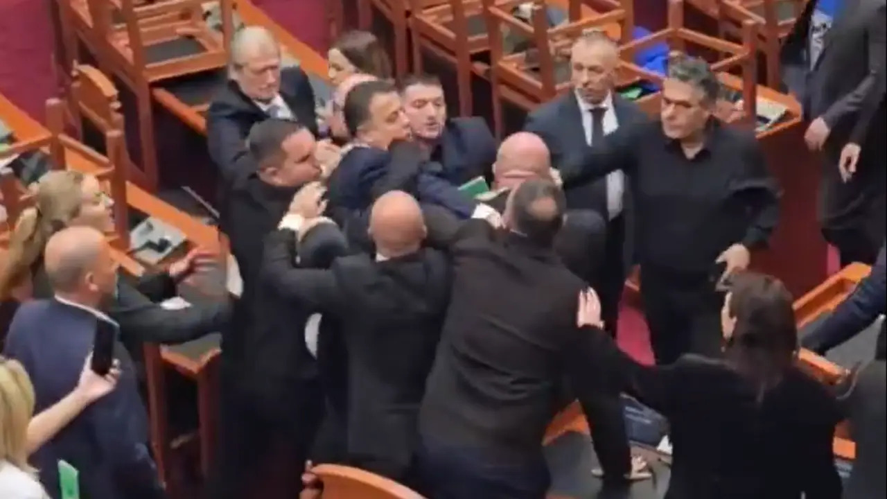 Parlamento da Albânia encerra sessão em meio a troca de tapas e empurrões entre deputados