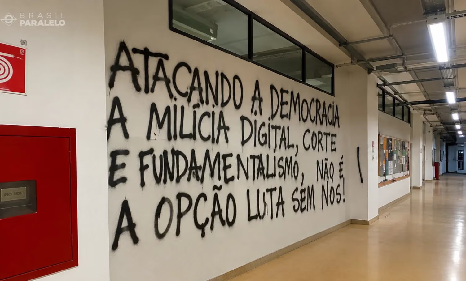 Paredes do Mackenzie são pichadas com mensagens de apoio a Lula
