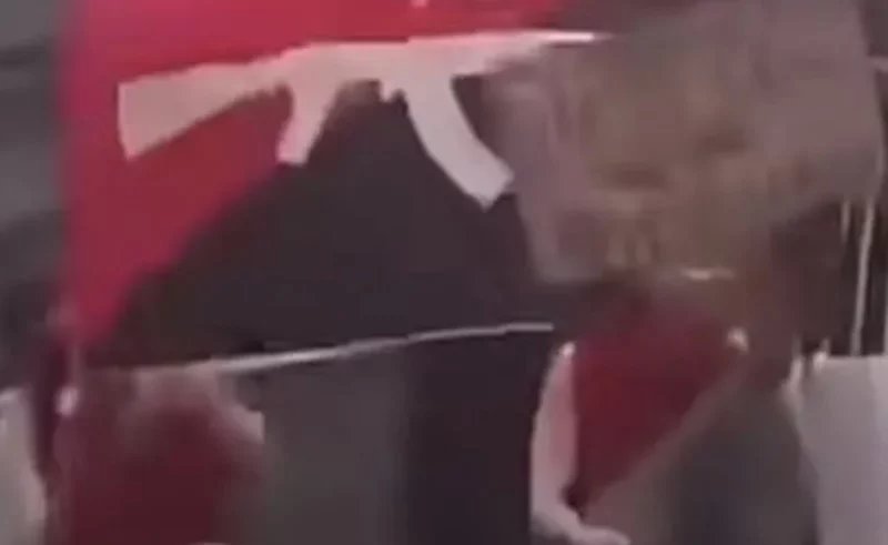 Bandeira com desenho de fuzil em ato pró-Lula na Avenida Paulista gera polêmica