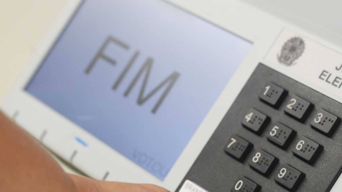 Colinha em papel é permitida na urna, mas celular fica com o mesário nas eleições 2026