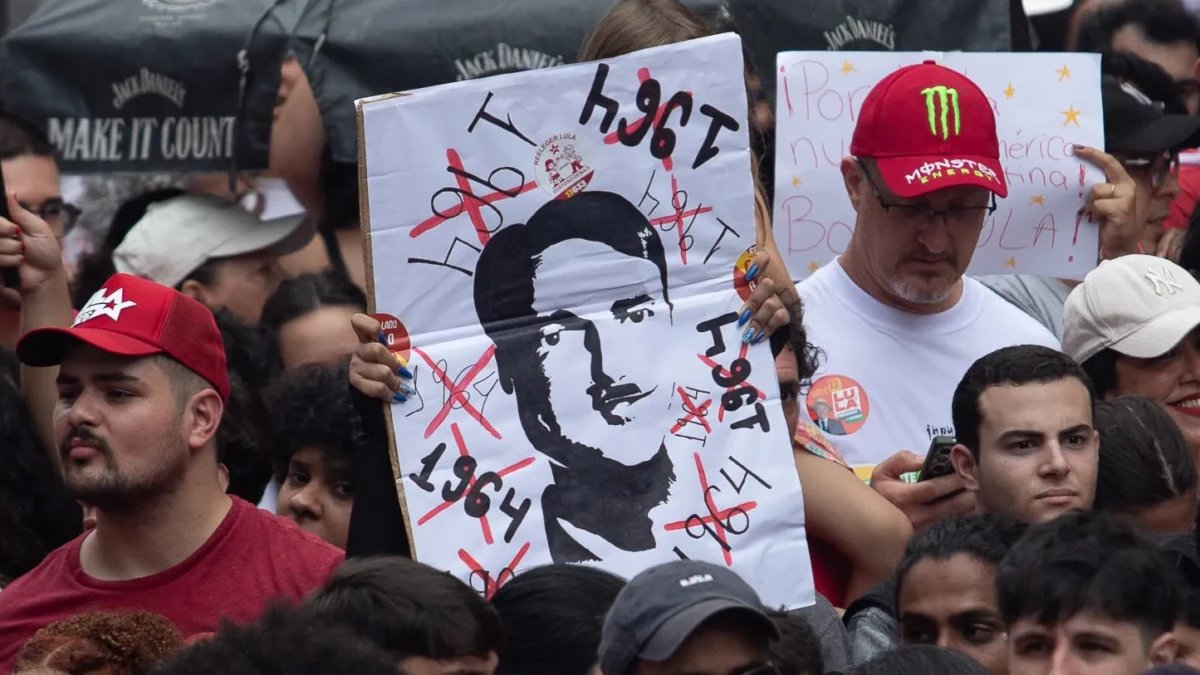 Ato pró-Lula na Avenida Paulista tem cartazes que associam Flávio Bolsonaro a Hitler